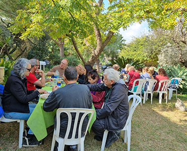 משתתפי סדנת חורף - נהנים מארוחה מיוחד בגינה המטופחת